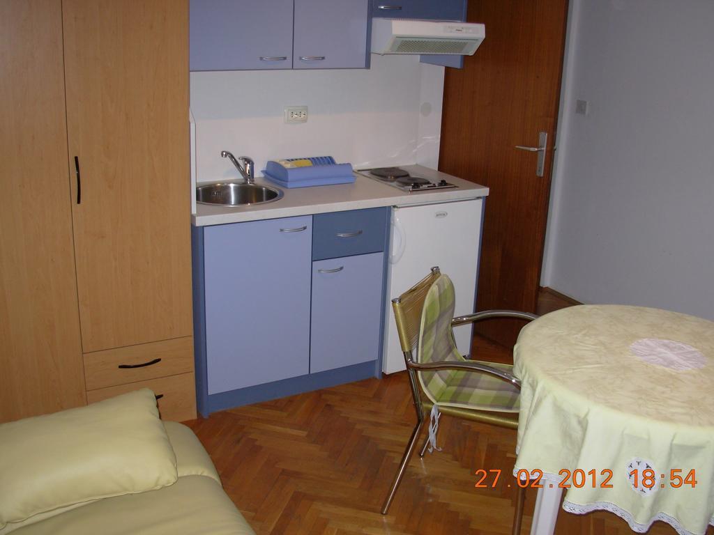 Apartment Karmen Трогир Стая снимка